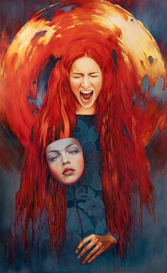 Portret kobiety z maską. Burza włosów i ogniste kolory w tle. Kontrast między spokojem maski i gniewem kobiety. Surrealizm