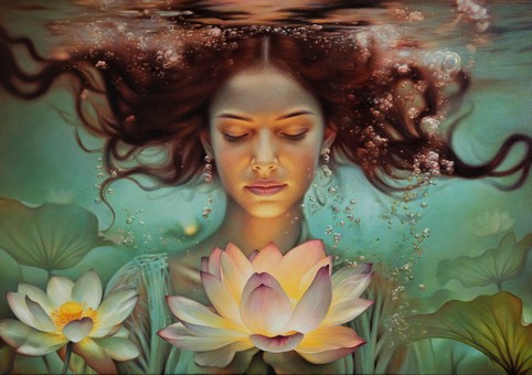 Realizm magiczny. Portret pięknej kobiety pod wodą z świecącym kwiatem lotosu. Świat podwodny w odcieniach błękitu i zieleni