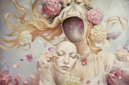 Surrealistyczny portret kobiety bez twarzy, trzymającej w ręku maskę. Piękne rozwiane włosy ozdobione hortensjami